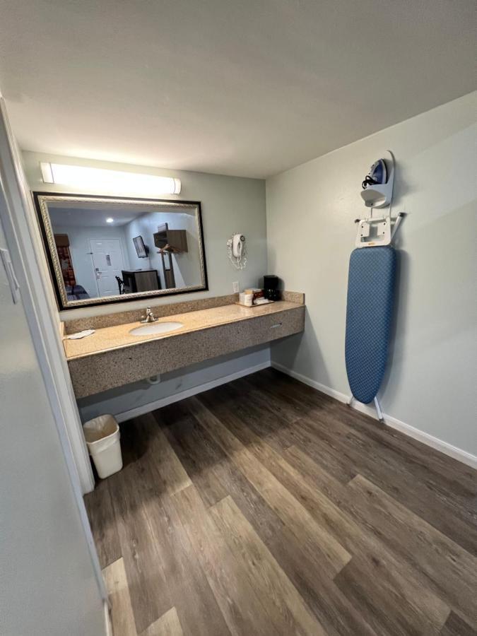 Continental Inn And Suites Nacogdoches Tx Sfa University Downtown Bagian luar foto