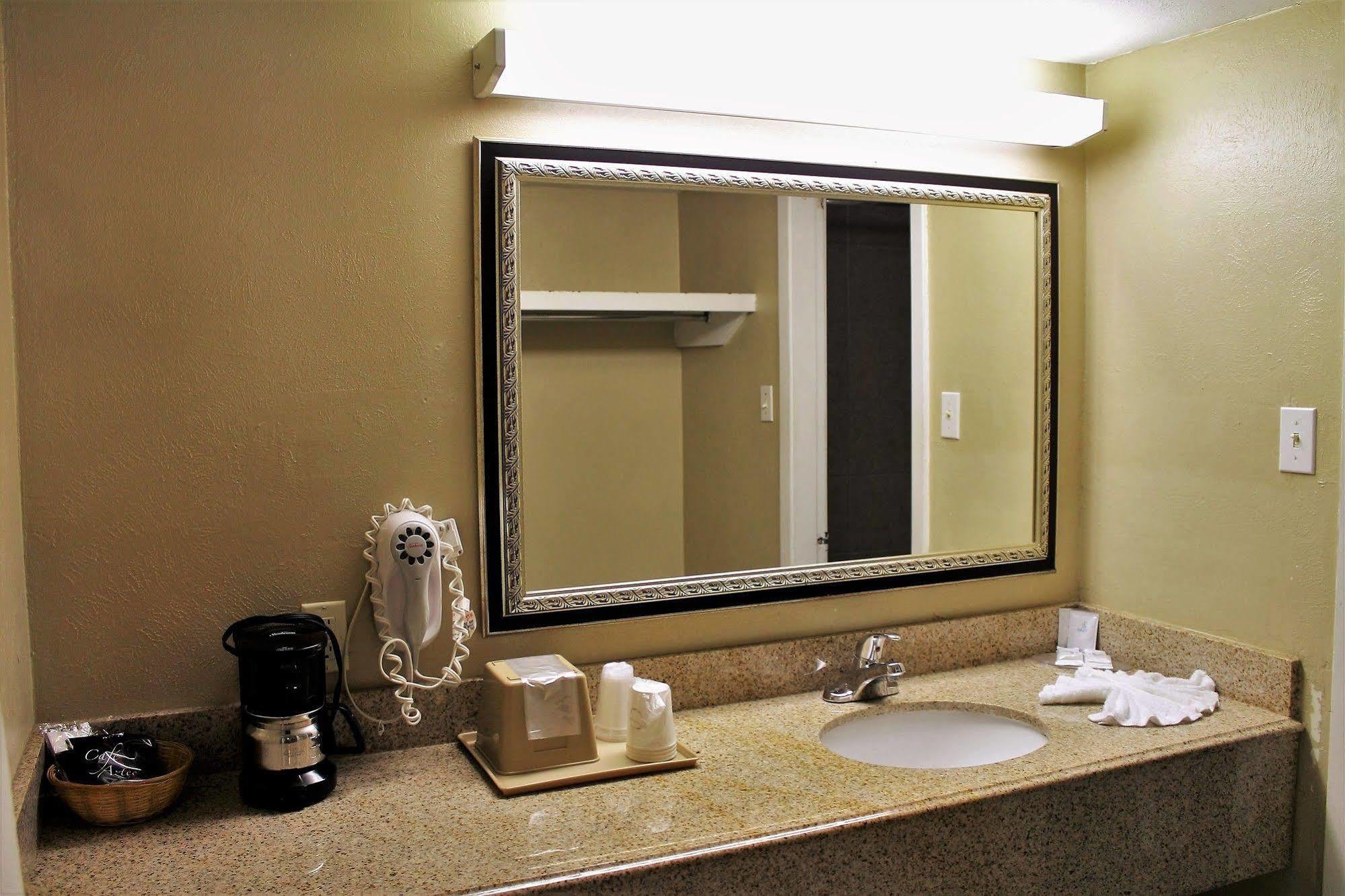 Continental Inn And Suites Nacogdoches Tx Sfa University Downtown Bagian luar foto